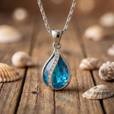 Goccia di Luz – Collar con zirconio azul y acabado plateado