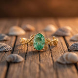 Viento de Esmeralda – Anillo dorado con ágata verde y motivo foliar