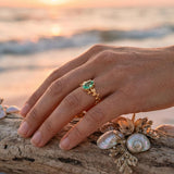 Viento de Esmeralda – Anillo dorado con ágata verde y motivo foliar